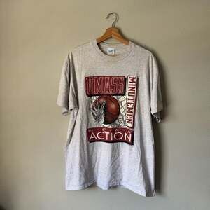 Vintage 90s UMass Minutemen Basketball T Shirt XL Velva Sheen USA